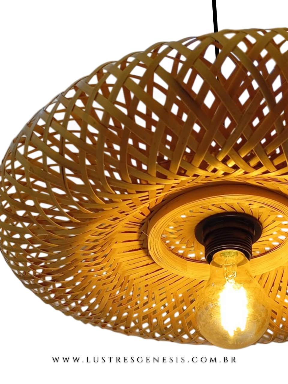 Luminária artesanal de fibra de bambu em formato de disco pendente, iluminando ambiente com janela e vista para a natureza.